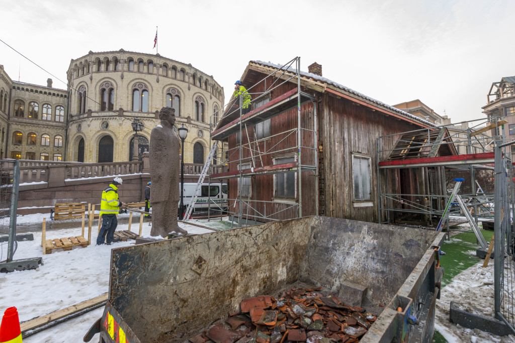 Bildet viser Marianne Heskes kunstprosjekt "House of Commons" sto i flotte omgivelser - foran Stortinget