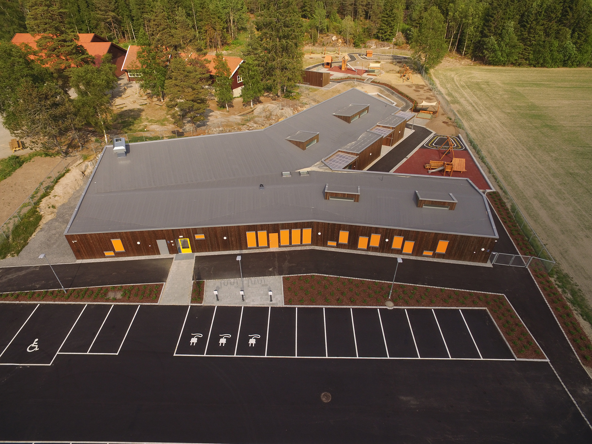 Askim Entreprenør bygget Båstad barnehage. Ferdigstilt i mai 2018. Dronebilde.
